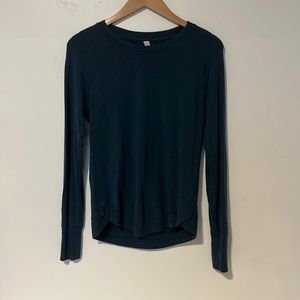 woman’s navy blue athleta sweater